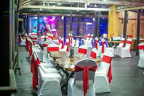 Shiny Lakeside Resort