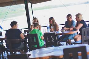 Shiny Lakeside Resort