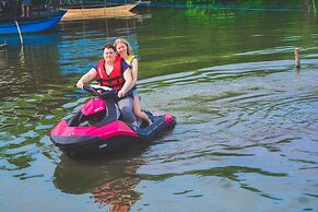 Shiny Lakeside Resort