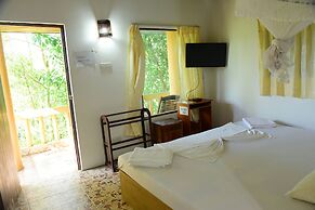 Shiny Lakeside Resort