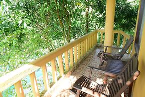 Shiny Lakeside Resort