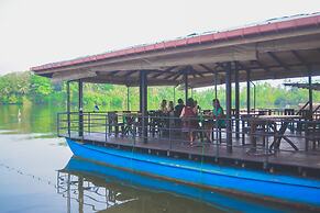 Shiny Lakeside Resort