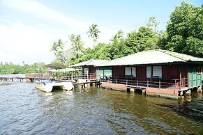 Shiny Lakeside Resort