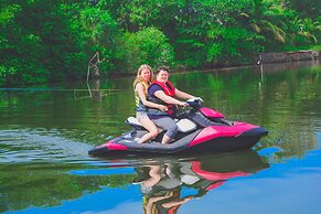 Shiny Lakeside Resort