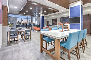 Holiday Inn Express & Suites Moore by IHG