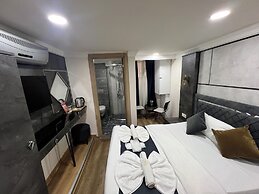 La Pazza Suites
