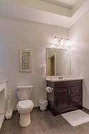 Deedee's Hideaway on Grove