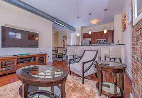 Deedee's Hideaway on Grove