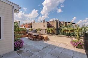 Deedee's Hideaway on Grove