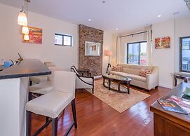 Deedee's Hideaway on Grove