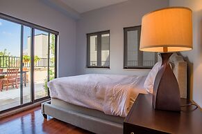 Deedee's Hideaway on Grove