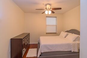 Deedee's Hideaway on Grove