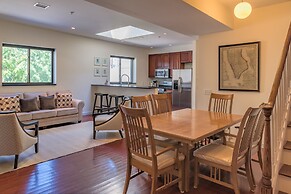 Deedee's Hideaway on Grove