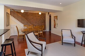 Deedee's Hideaway on Grove