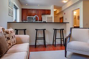 Deedee's Hideaway on Grove