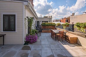 Deedee's Hideaway on Grove