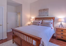 Deedee's Hideaway on Grove