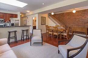 Deedee's Hideaway on Grove