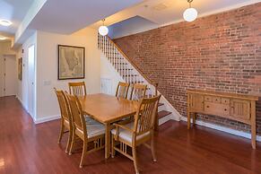 Deedee's Hideaway on Grove