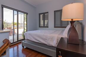 Deedee's Hideaway on Grove