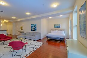 Deedee's Hideaway on Grove