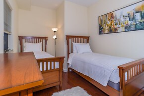 Deedee's Hideaway on Grove