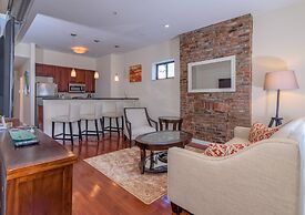 Deedee's Hideaway on Grove