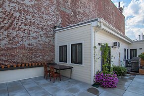 Deedee's Hideaway on Grove