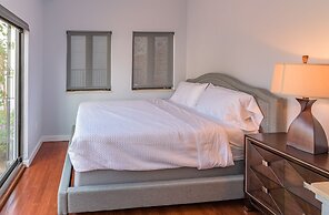 Deedee's Hideaway on Grove