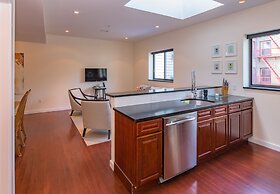 Deedee's Hideaway on Grove