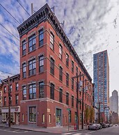 Deedee's Hideaway on Grove