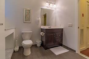 Deedee's Hideaway on Grove