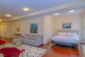 Deedee's Hideaway on Grove