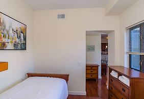 Deedee's Hideaway on Grove