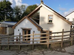 Ceridwen Glamping, Double decker Bus and Yurts