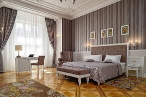 Modern Art Hotel - Maestro