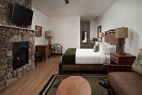 The Landing at Estes Park - Riverside Retreat