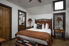 The Landing at Estes Park - Riverside Retreat