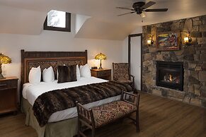 The Landing at Estes Park - Riverside Retreat