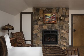 The Landing at Estes Park - Riverside Retreat