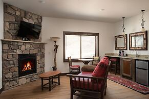 The Landing at Estes Park - Riverside Retreat