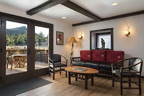 The Landing at Estes Park - Riverside Retreat