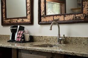 The Landing at Estes Park - Riverside Retreat