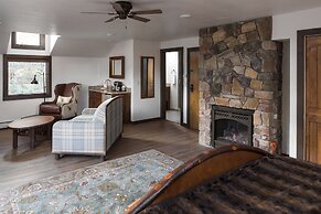 The Landing at Estes Park - Riverside Retreat