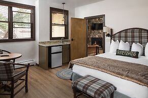 The Landing at Estes Park - Riverside Retreat