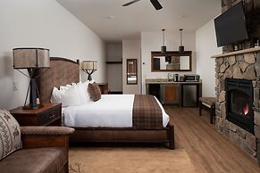 The Landing at Estes Park - Riverside Retreat