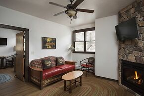 The Landing at Estes Park - Riverside Retreat