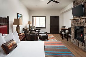 The Landing at Estes Park - Riverside Retreat