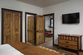 The Landing at Estes Park - Riverside Retreat