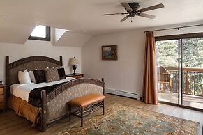 The Landing at Estes Park - Riverside Retreat
